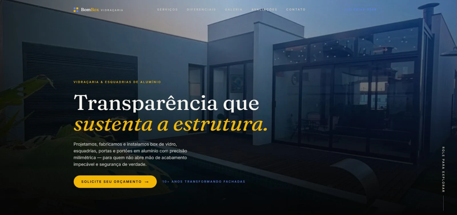 Página inicial do site da BomBox Vidraçaria, com o título Transparência que sustenta a estrutura sobre a foto de uma área externa com portas e janelas de alumínio.